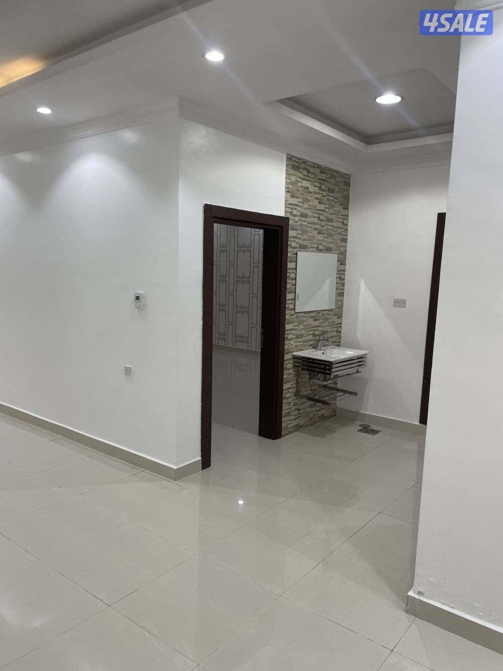 شقه 3 غرف 3 حمامات وحده ماستر وغرفة خداامه اصنصير حرار مركزي وباركينق2