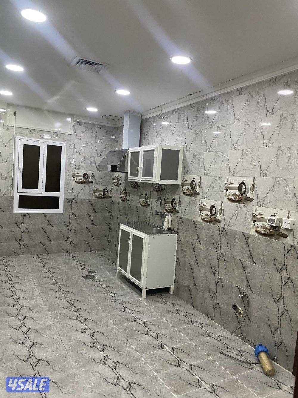 شقه 3 غرف 3 حمامات وحده ماستر وغرفة خداامه اصنصير حرار مركزي وباركينق5