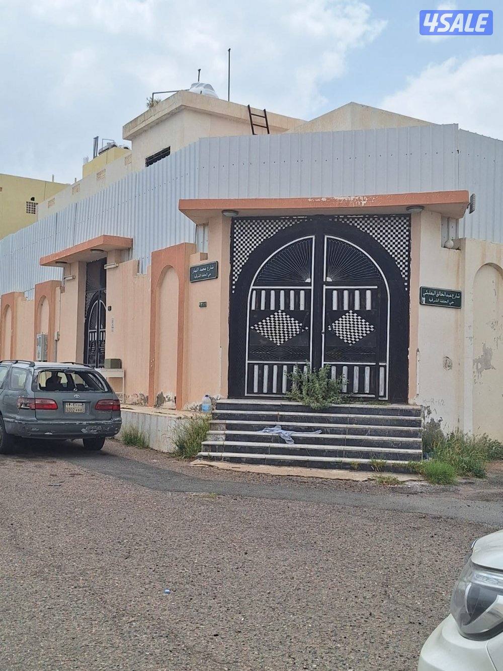 للبيع بيت في الطائف الحلقه الشرقيه مساحته 600 متر على زاويه وشارعين0