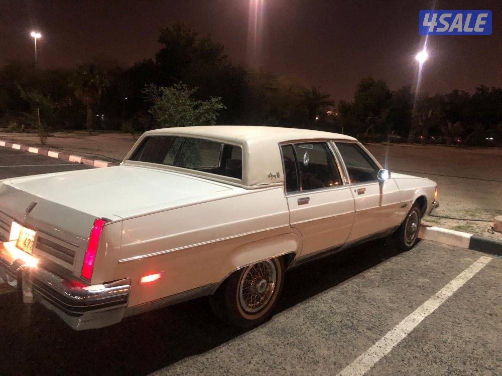 للبيع اولدموزيل موديل ١٩٨٢ اللون ابيض شرط الفحص  مكينه وقير وشاصي2