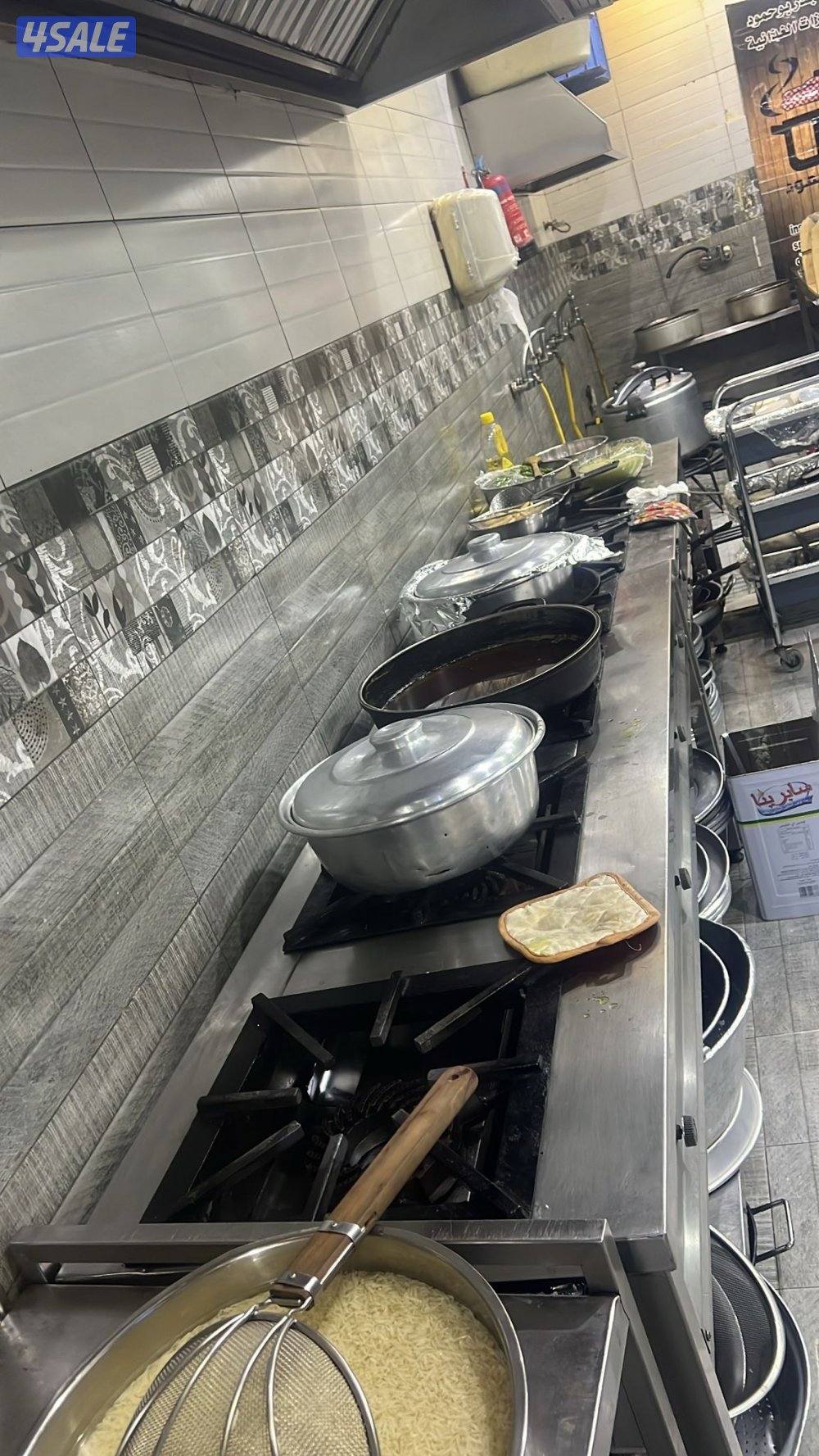 للأيجار محل بالدور الاول اسواق القرين مجهز يصلح مطبخ مساحته 95 متر م0