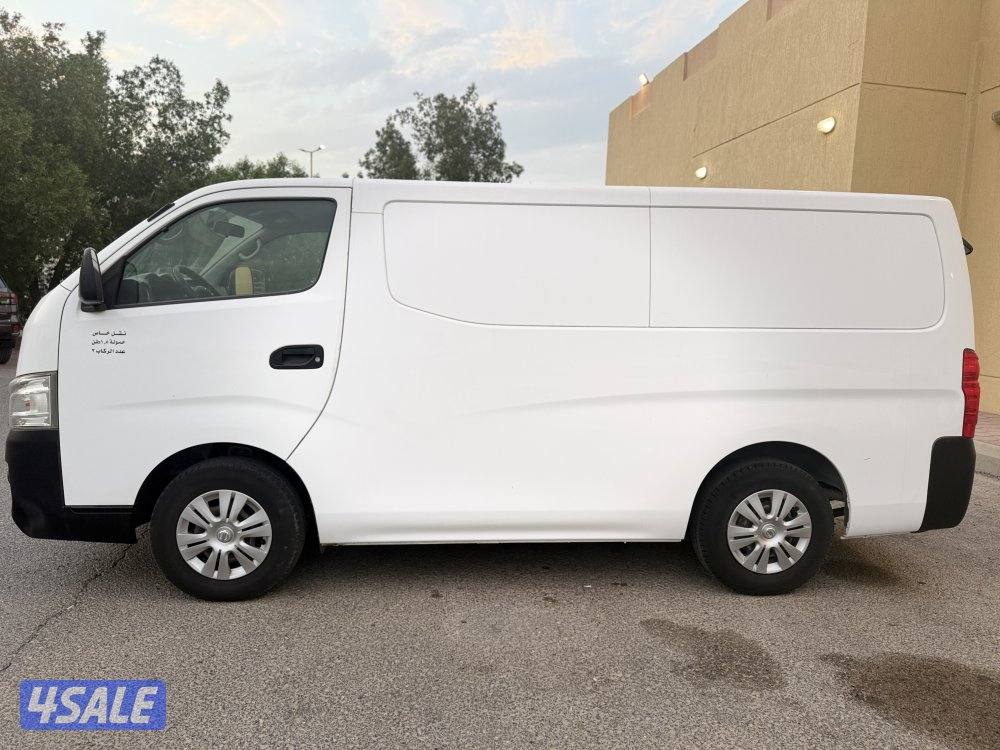 للبيع باص مقفل 2017 عداد 137 الف2