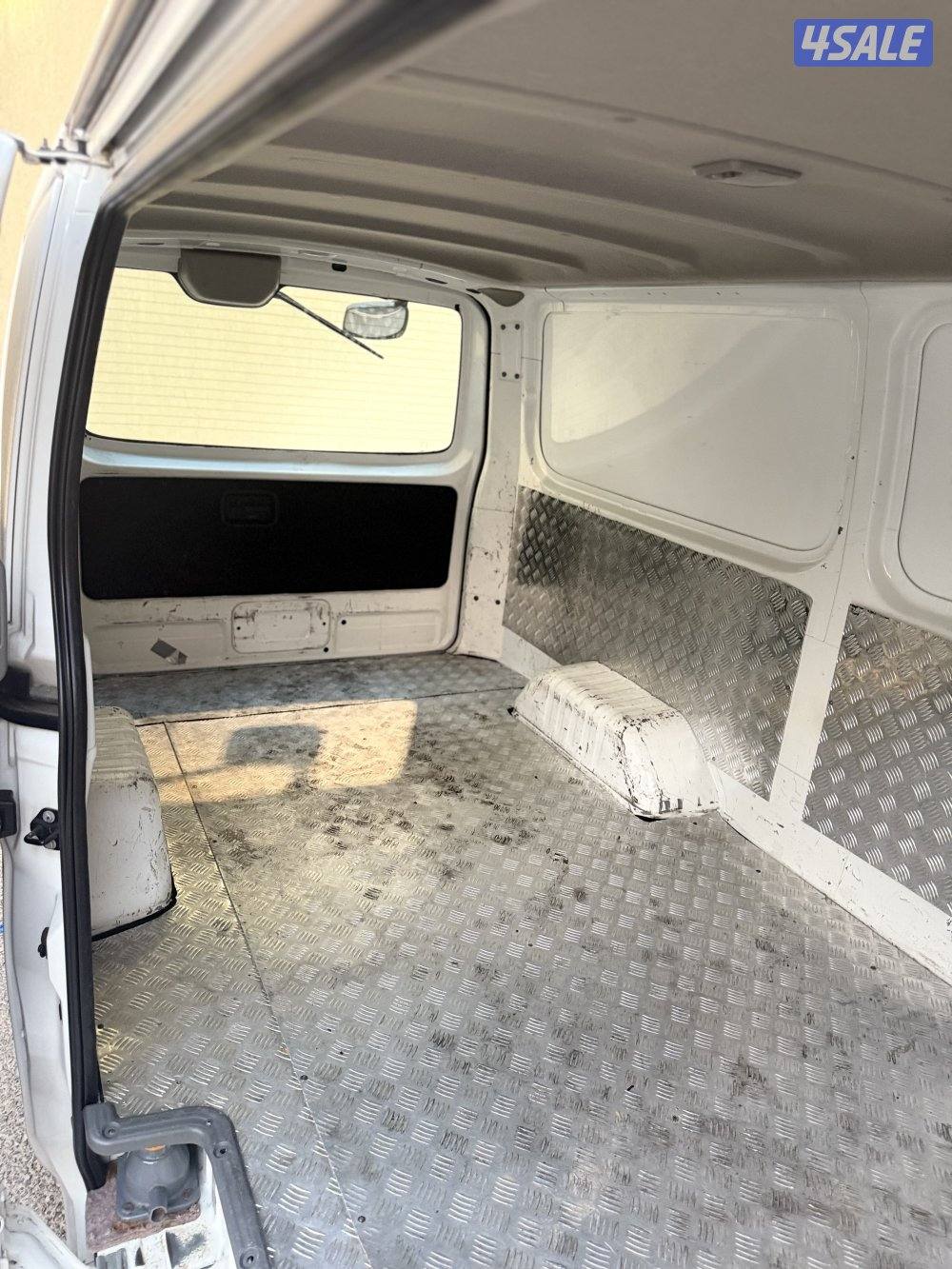 للبيع باص مقفل 2017 عداد 137 الف7