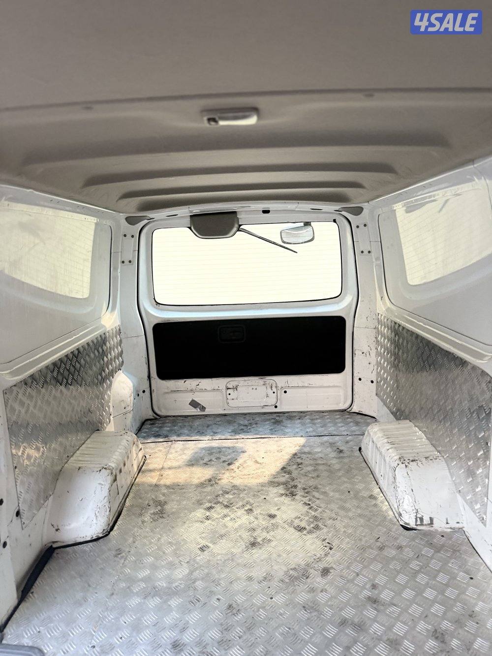 للبيع باص مقفل 2017 عداد 137 الف8