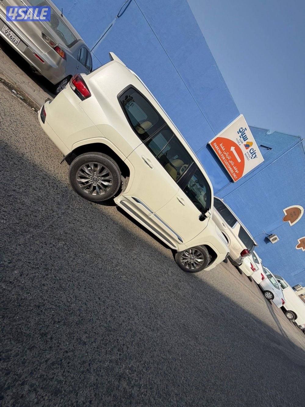 للبيع تويوتا لاند كروزر GXR موديل 20234