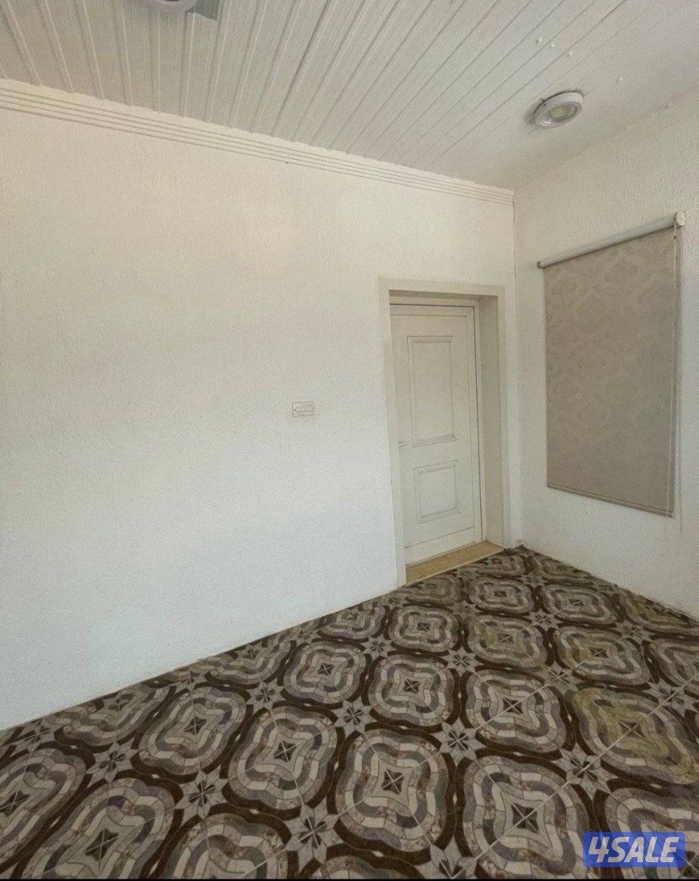 الجاخور عباره عن غرفتين ومطبخ وحمام وصاله كبيره وديوانيه وحمامين ومطب1