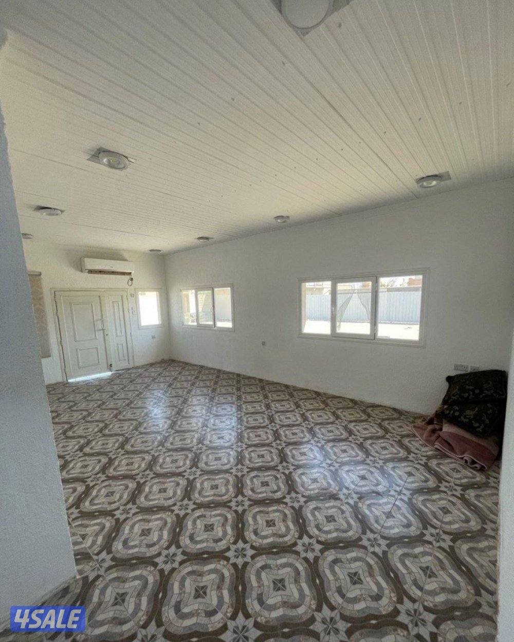 الجاخور عباره عن غرفتين ومطبخ وحمام وصاله كبيره وديوانيه وحمامين ومطب5