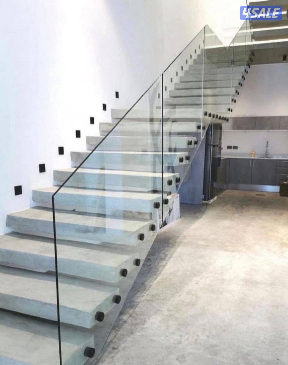 نشتغل جميع انواع الزجاج والسكريات والطاولات والشاورات والتربسين الدرج11