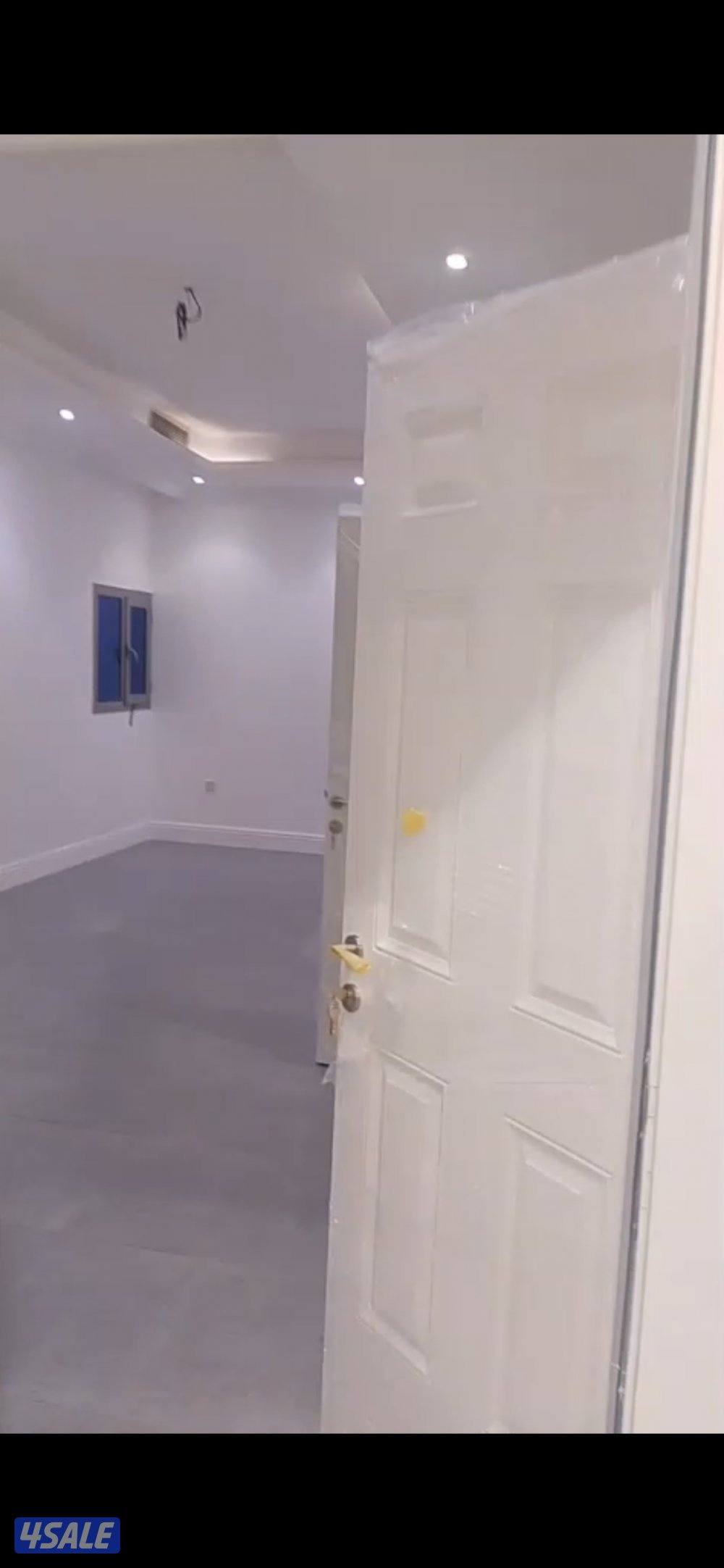 ايجار شقة صباح السالم أربع غرف مع غرفة وثلاثة دورات مياه وصالة ومطبخ0