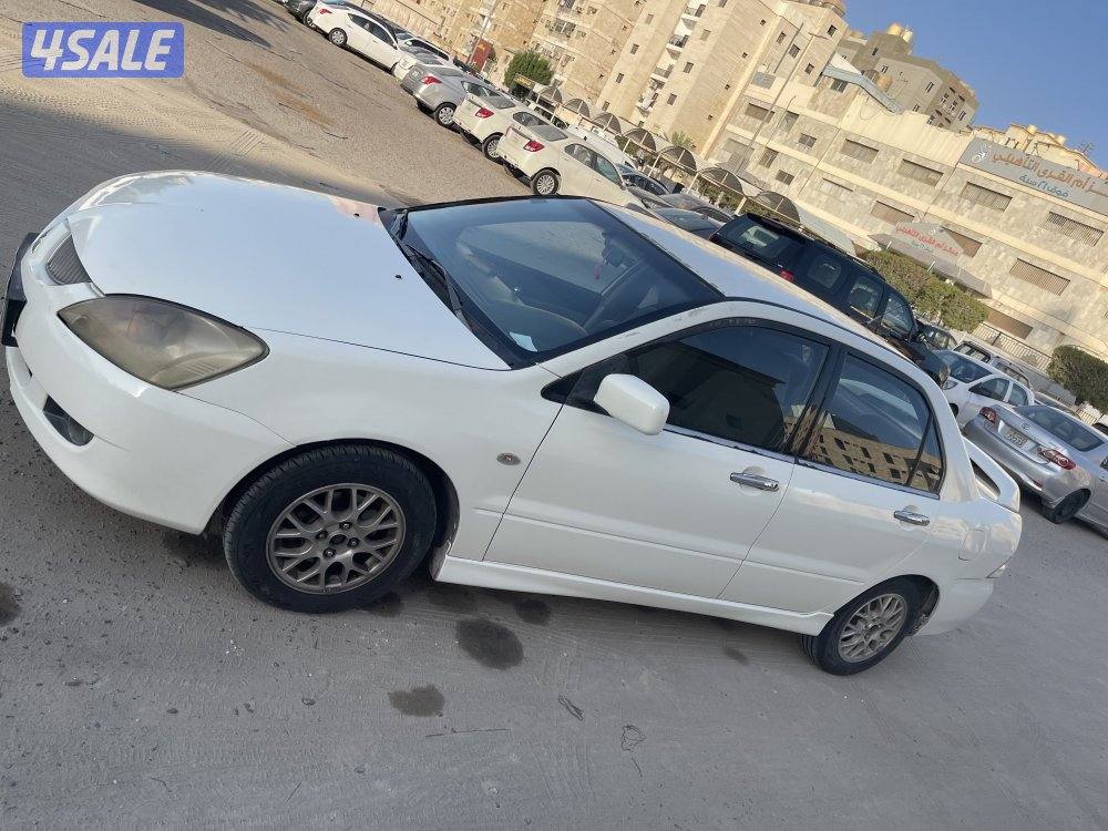 للبيع سيارة ميتسوبيشى لانسر 2004 لون ابيض0
