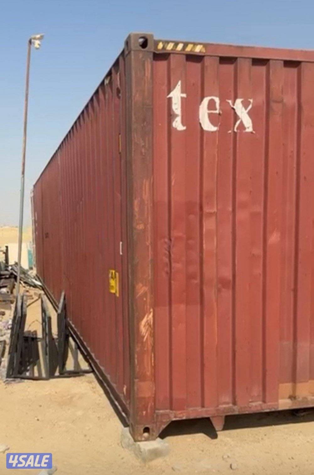 للبيع كونتينر ٤٠ قدم بحاله ممتازه /النقل على الشاري/ فيه ازرق واحمر0