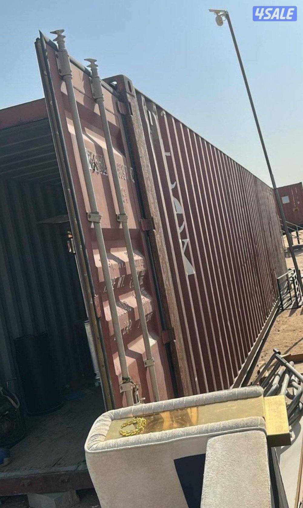 للبيع كونتينر ٤٠ قدم بحاله ممتازه /النقل على الشاري/ فيه ازرق واحمر2