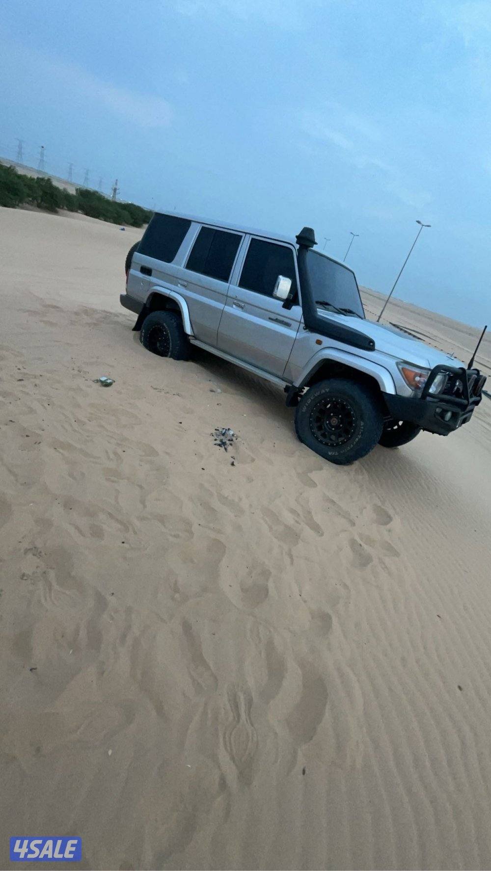 للبيع نص 2014 ماشي178الف عليه إضافات رفعه وكشافات ودعاميه ورنقات1