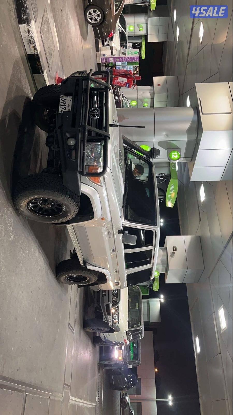 للبيع نص 2014 ماشي178الف عليه إضافات رفعه وكشافات ودعاميه ورنقات2