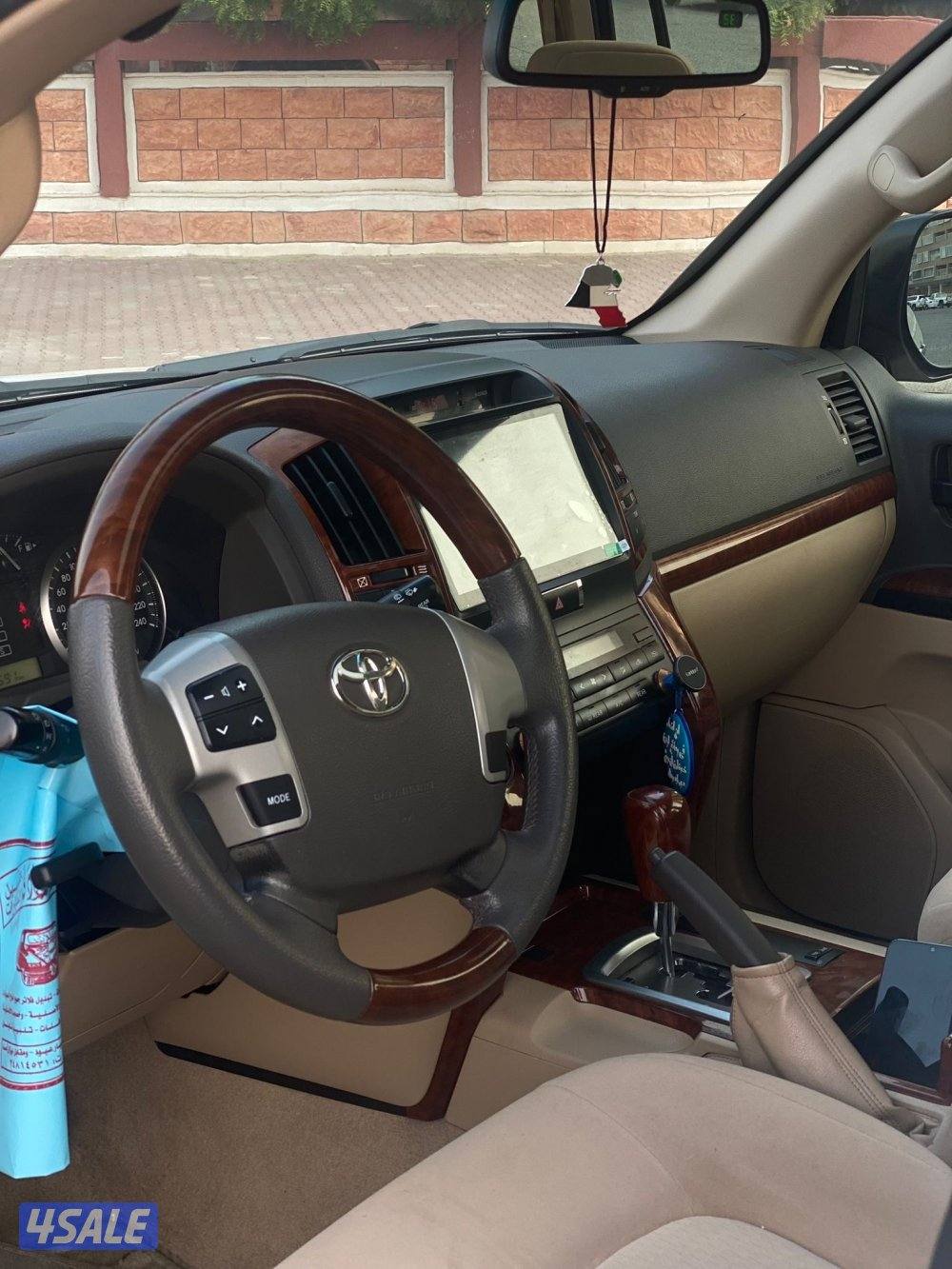 للبيع تويوتا لاند كروزر GXR موديل 20124