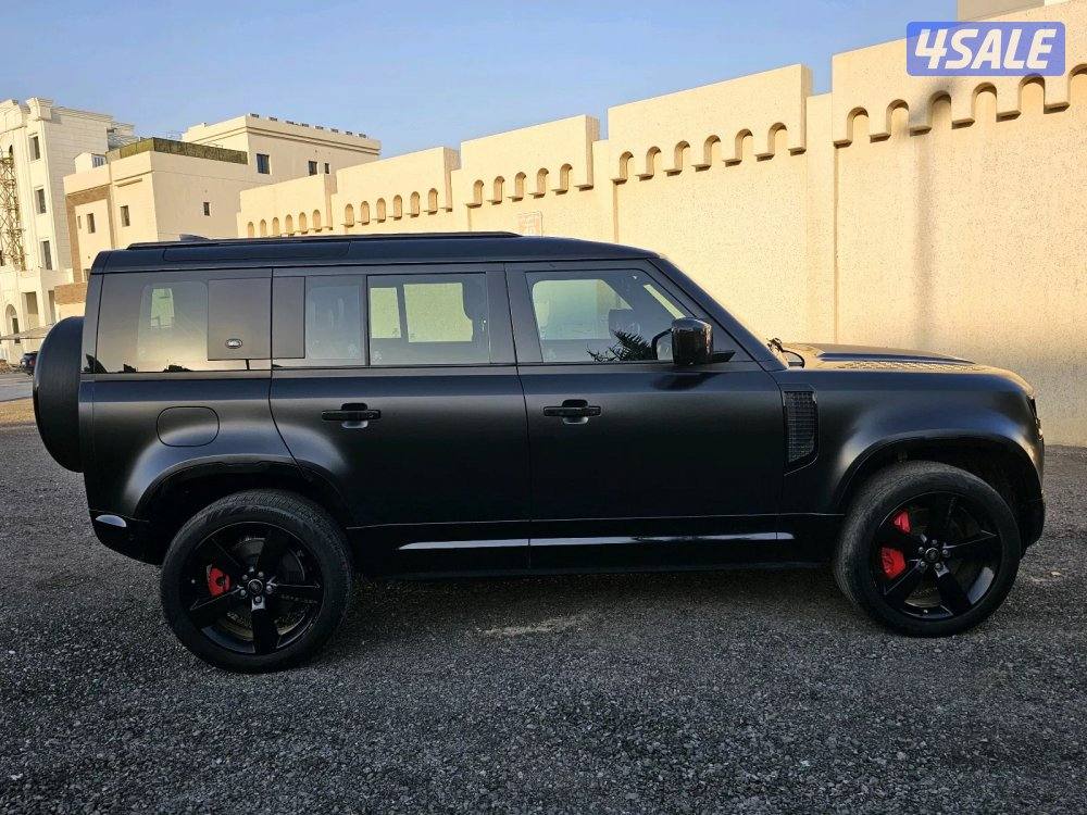 Land Rover Defender 1102