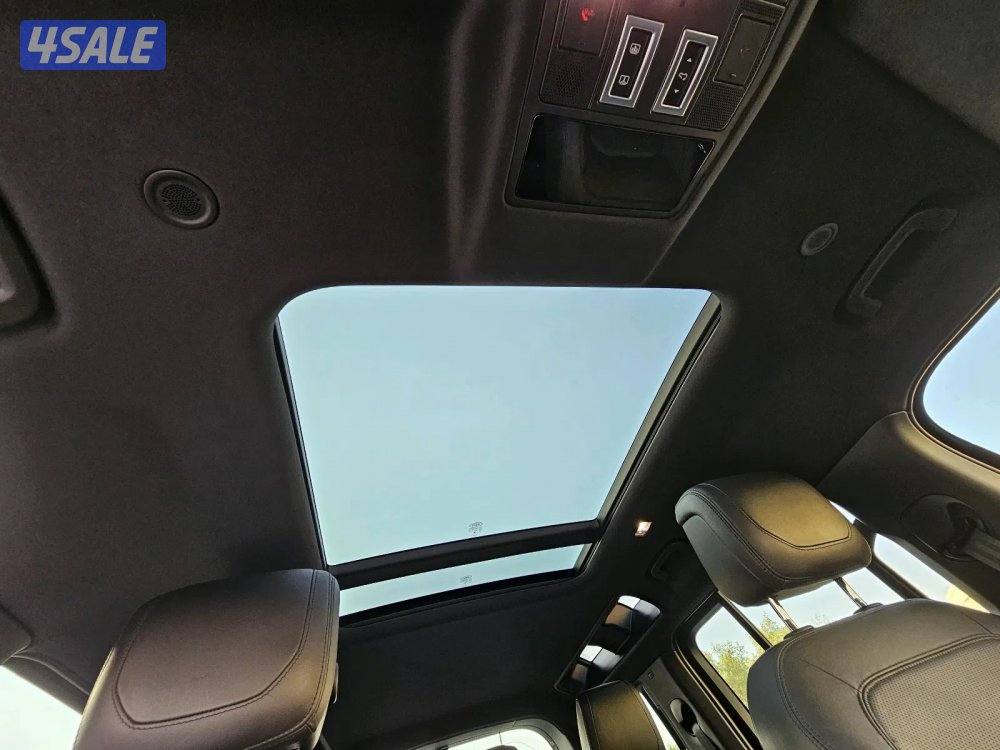 Land Rover Defender 1106