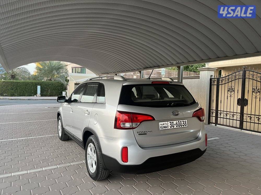 كيا سورينتو2015 4 سلندر بحالة ممتازة1