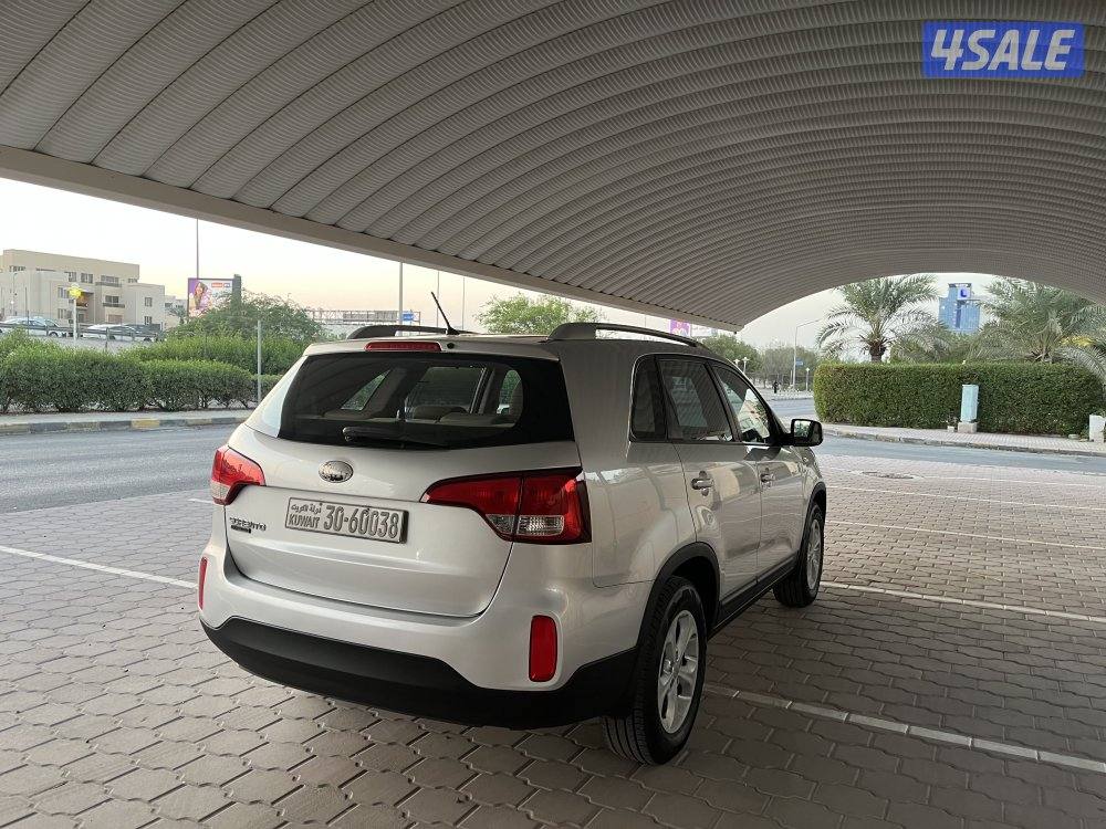 كيا سورينتو2015 4 سلندر بحالة ممتازة3