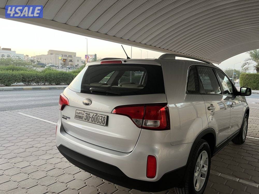 كيا سورينتو2015 4 سلندر بحالة ممتازة9