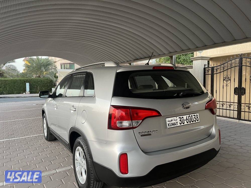 كيا سورينتو2015 4 سلندر بحالة ممتازة11