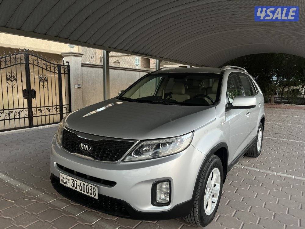 كيا سورينتو2015 4 سلندر بحالة ممتازة12