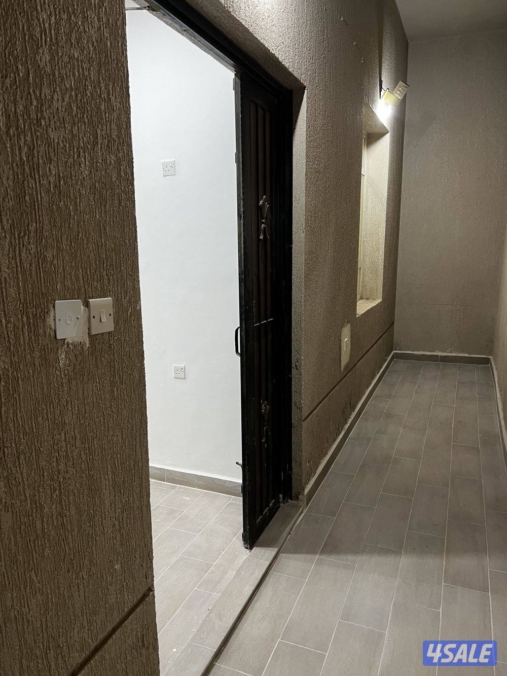 شقه للاجار موقع مميز جدا يوجد مصفطين مضللين مدخل ومخرج سهل ثلاث غرف2