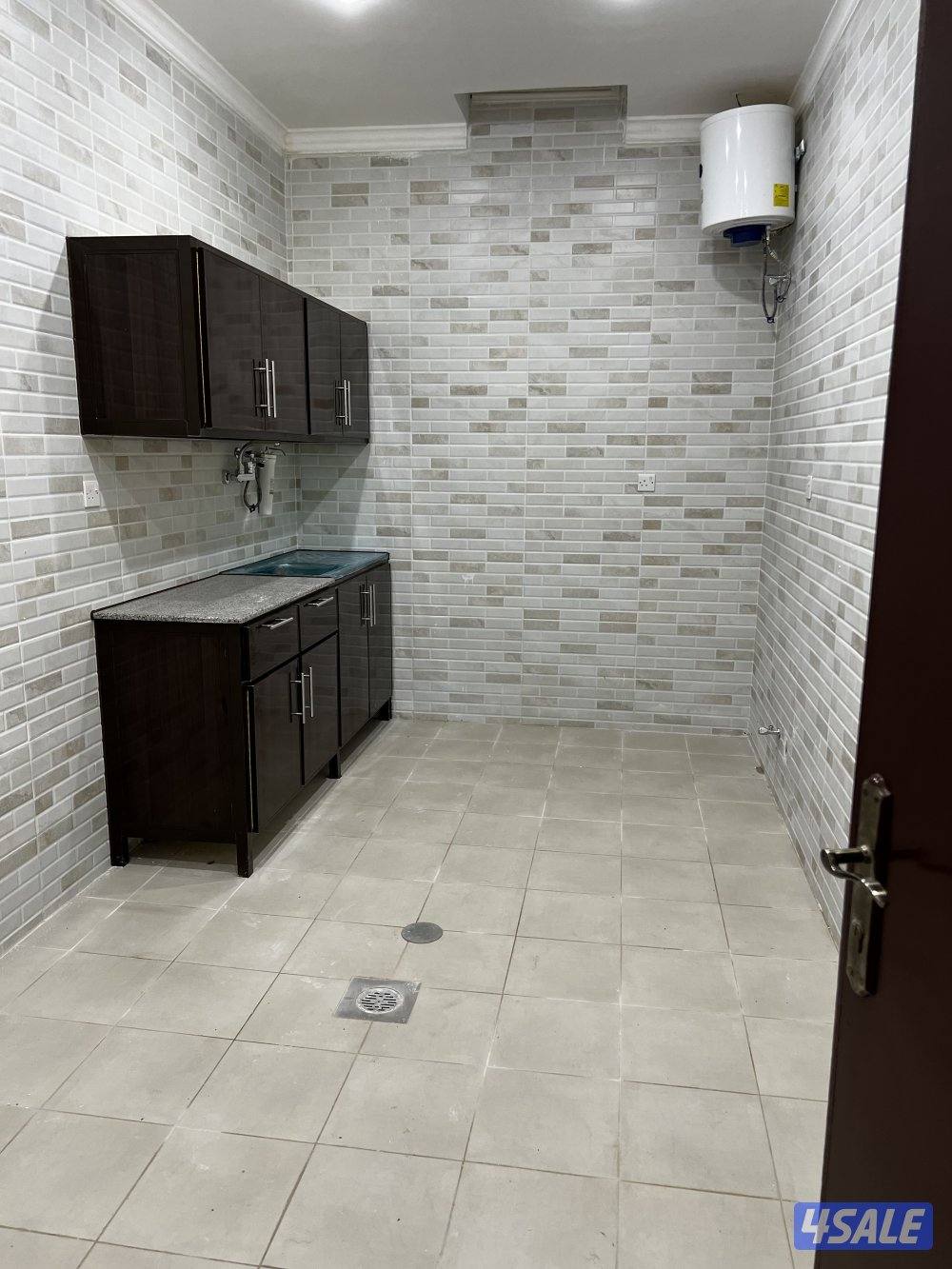 شقه للاجار موقع مميز جدا يوجد مصفطين مضللين مدخل ومخرج سهل ثلاث غرف6