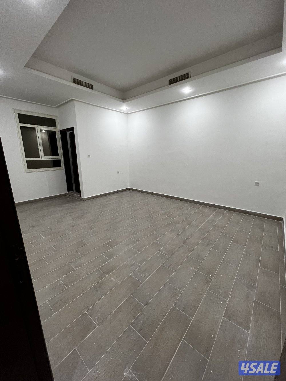 شقه للاجار موقع مميز جدا يوجد مصفطين مضللين مدخل ومخرج سهل ثلاث غرف8