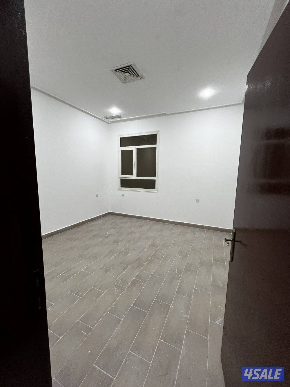 شقه للاجار موقع مميز جدا يوجد مصفطين مضللين مدخل ومخرج سهل ثلاث غرف9