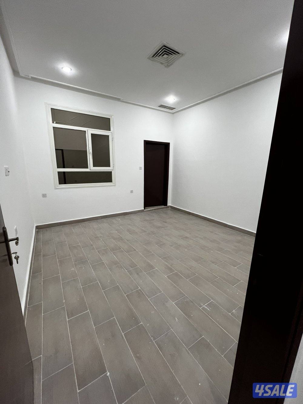 شقه للاجار موقع مميز جدا يوجد مصفطين مضللين مدخل ومخرج سهل ثلاث غرف10