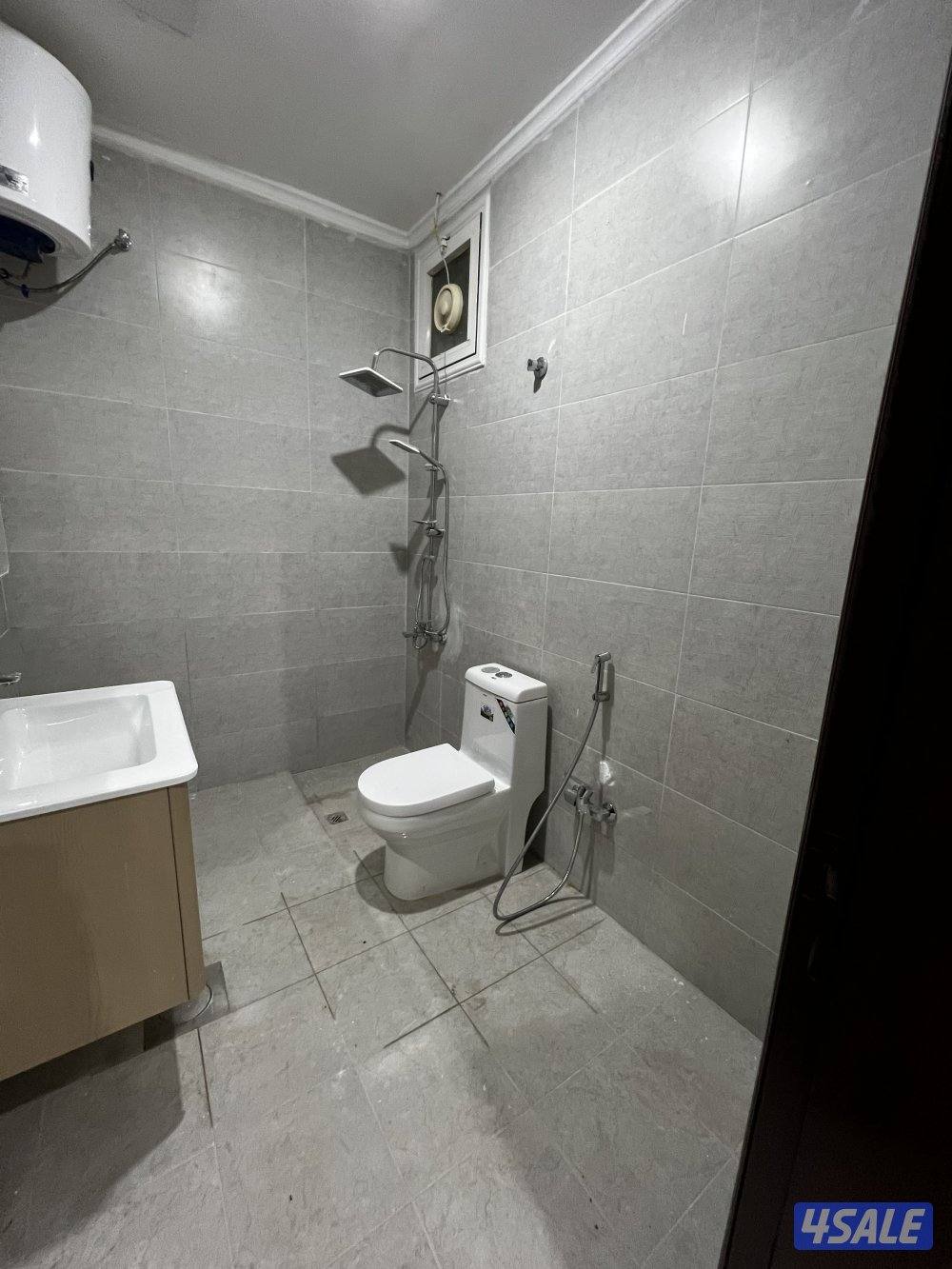 شقه للاجار موقع مميز جدا يوجد مصفطين مضللين مدخل ومخرج سهل ثلاث غرف11