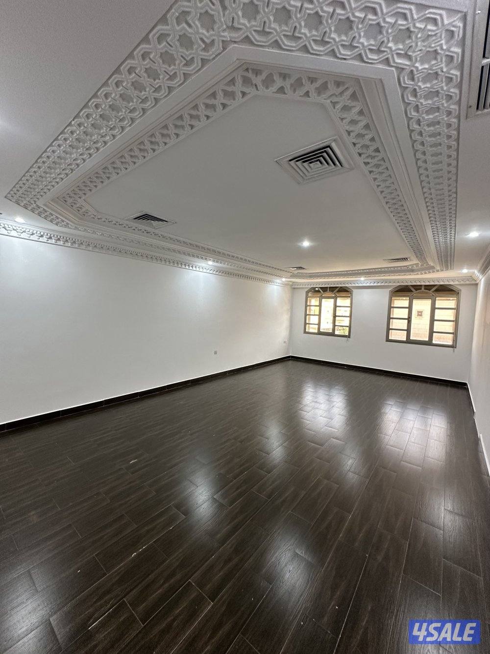 للإيجار دورين دوبلكس مجدد كامل قرب مسجد وفرع مدخل سهل من للسادس8