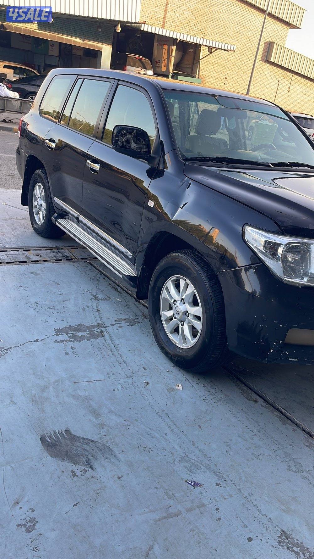 لاندكروز ٨ سنلد الساير ، فيه اصباغ متفرغه والشاصي لايعطي جيد اثر مطب1