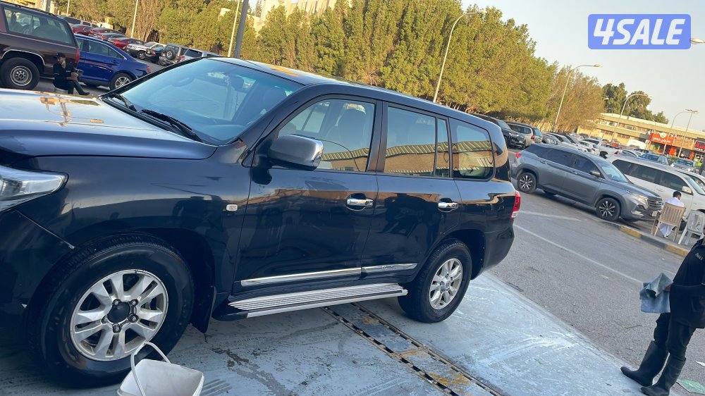 لاندكروز ٨ سنلد الساير ، فيه اصباغ متفرغه والشاصي لايعطي جيد اثر مطب5