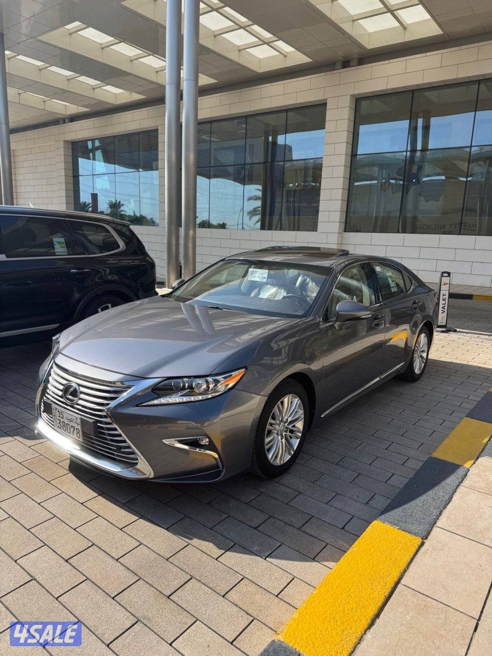 لكزس ES250  الساير بحاله نادره عداد (30) الف كم0