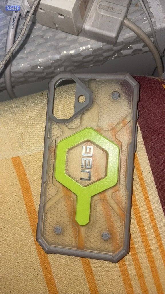 كفرات ايفون ١٦ بلس واحد منهم ماركة و كلهم شبه جديد ما فيهم شيء0