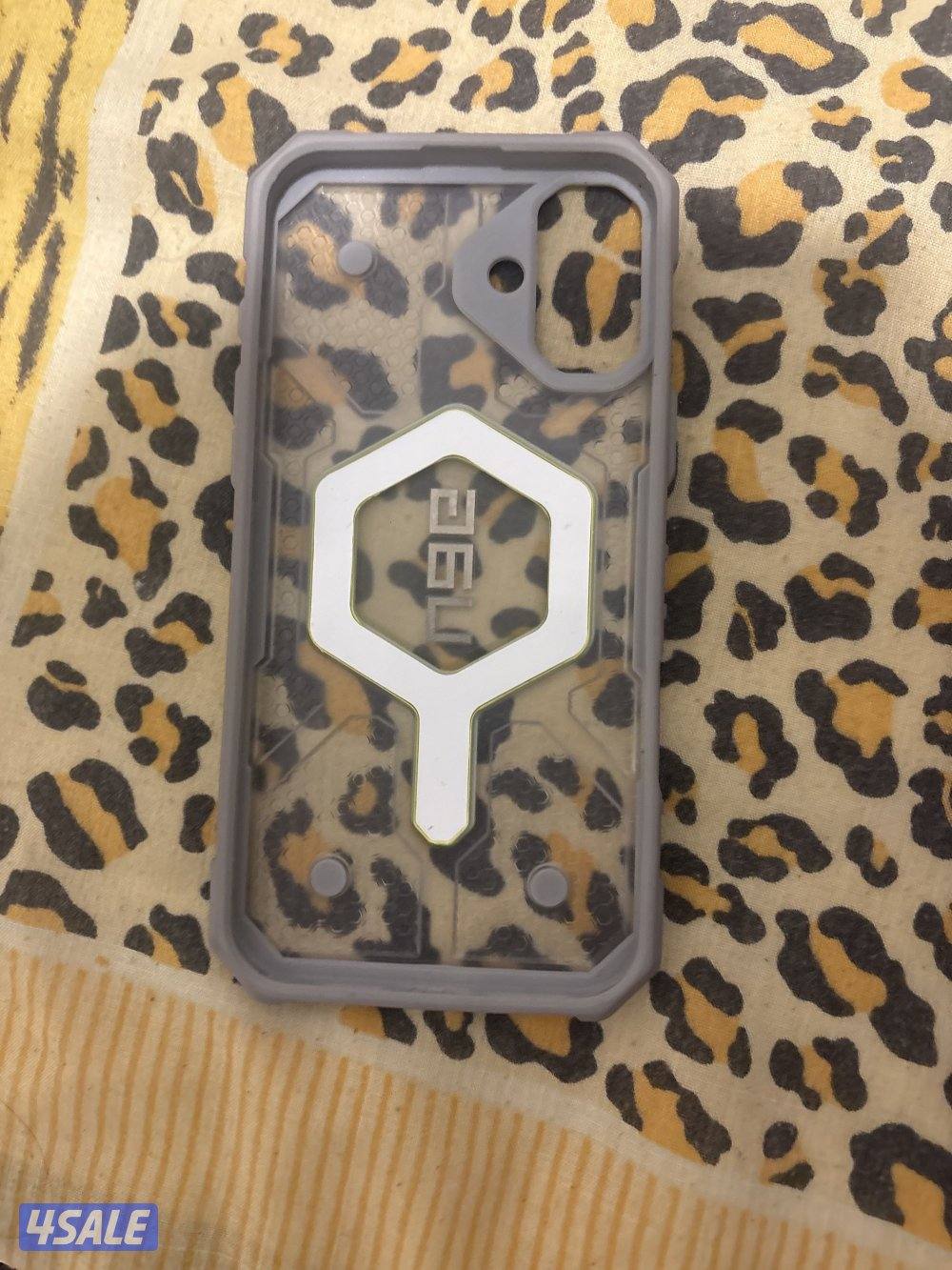 كفرات ايفون ١٦ بلس واحد منهم ماركة و كلهم شبه جديد ما فيهم شيء1