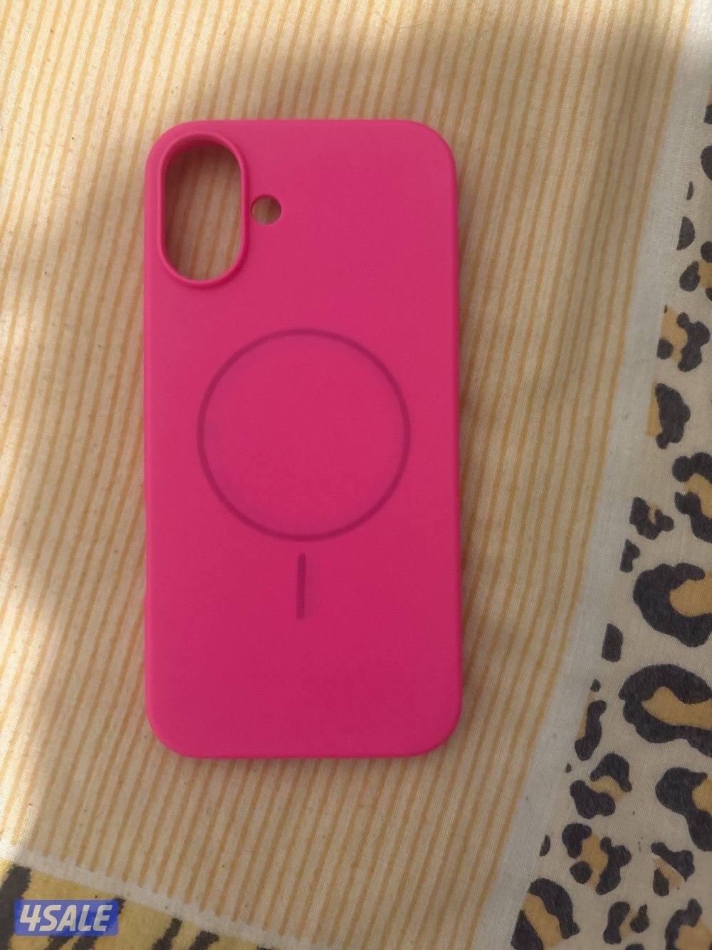 كفرات ايفون ١٦ بلس واحد منهم ماركة و كلهم شبه جديد ما فيهم شيء2