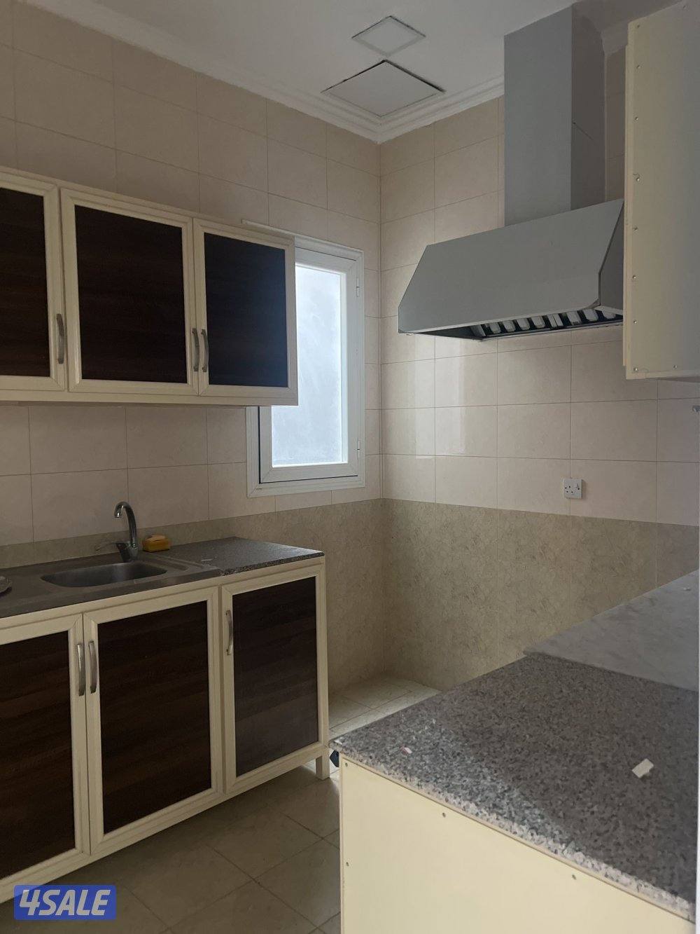 غرفتين وحده منهم ماستر مع منزع +صاله+حمام+ مطبخ + غرفة عاامله مع حمام1