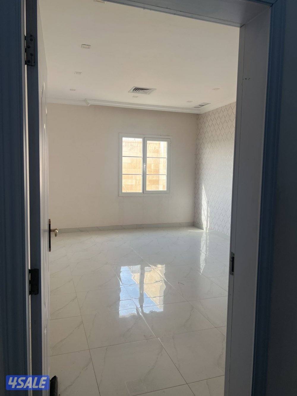 غرفتين وحده منهم ماستر مع منزع +صاله+حمام+ مطبخ + غرفة عاامله مع حمام2