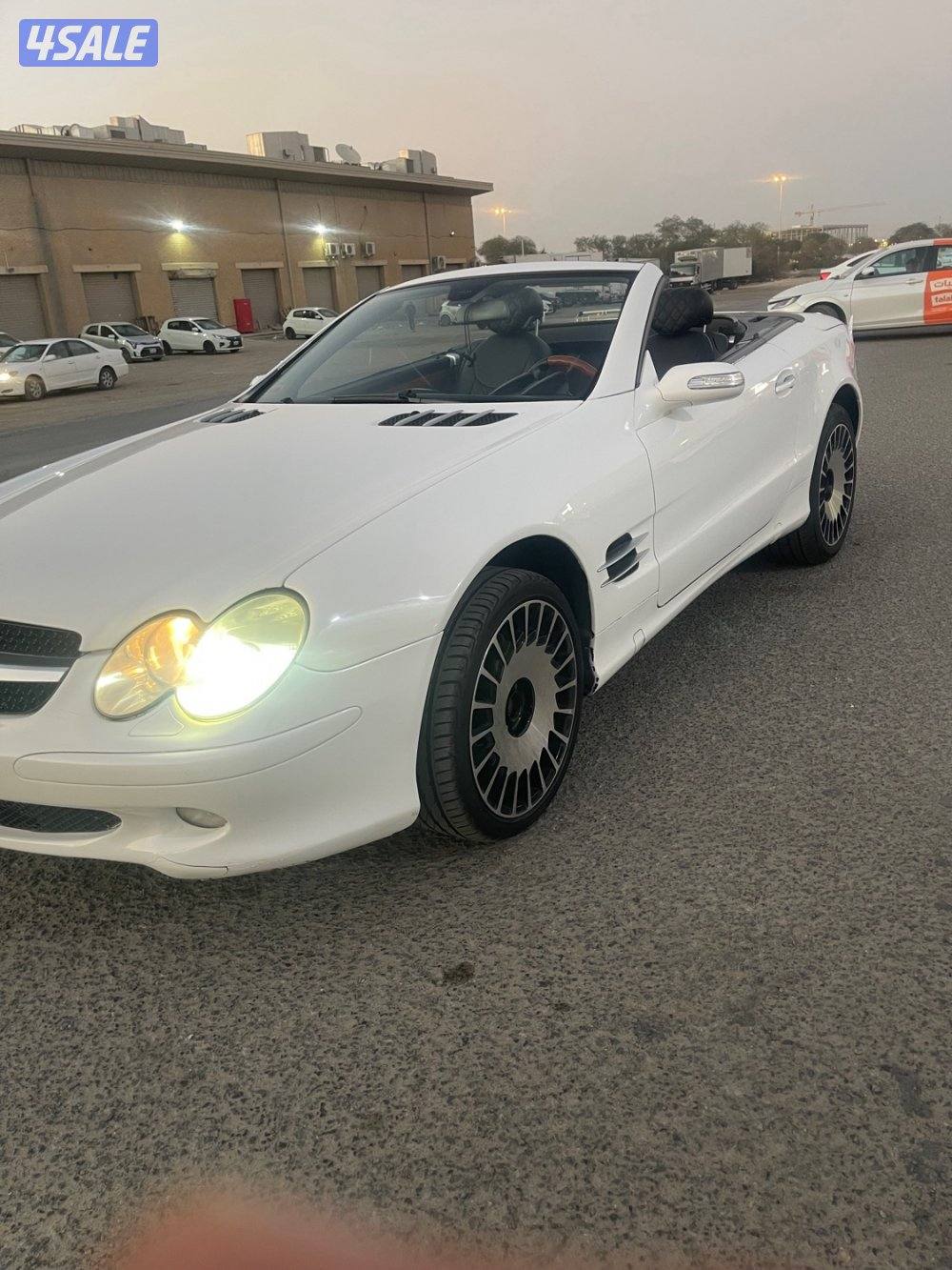 للبيع مرسيدس500SLاللون ابيض من داخل اسود موديل2005كشف شرط الفحص2