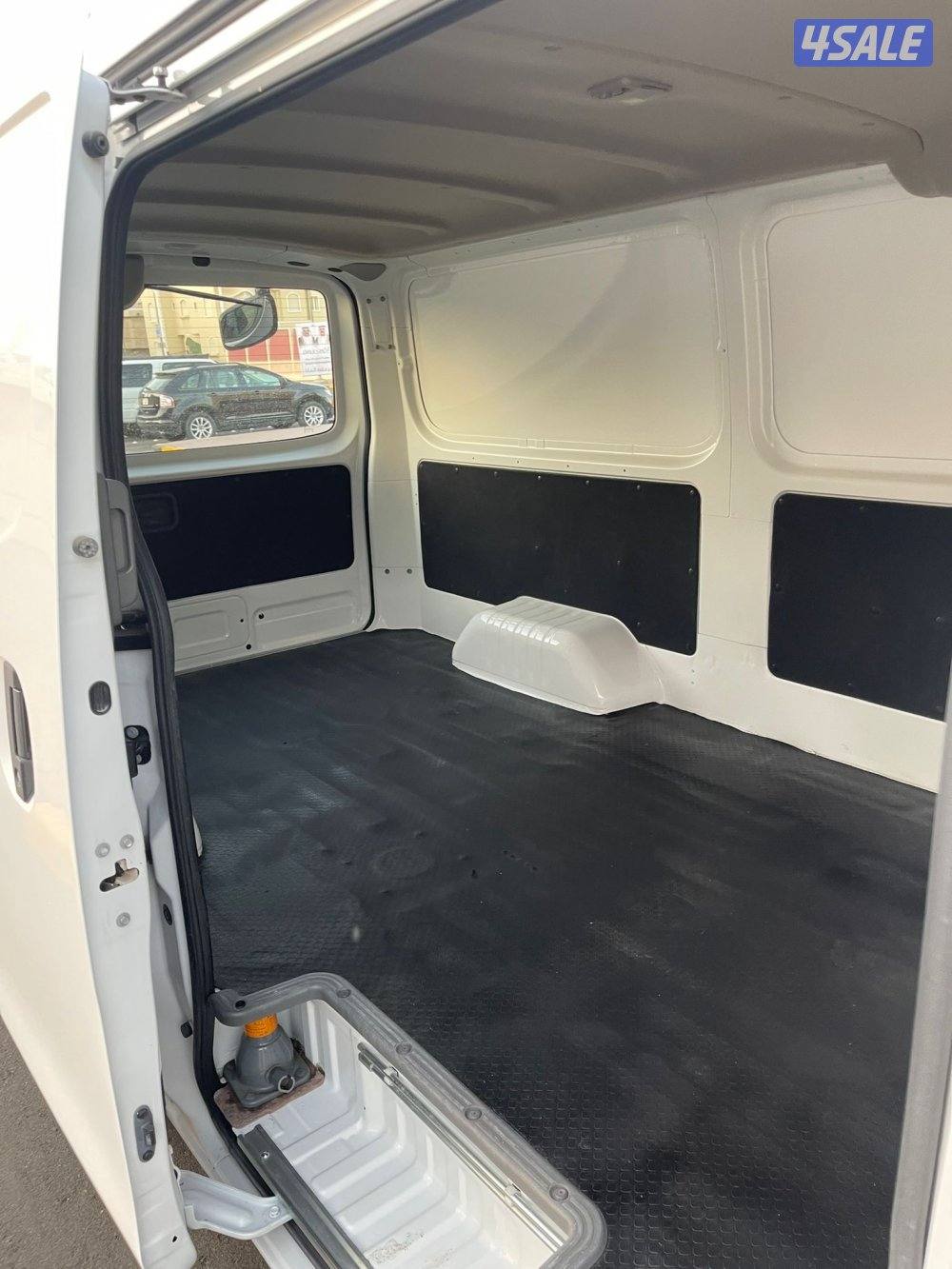 نيسان اورفان مقفل موديل 2020 ماشي 60 الف بحالة ممتازة5