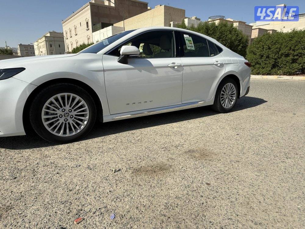 للبيع كامري2025مالك اول  ابيض صبغ الوكالة عداد60 الف0