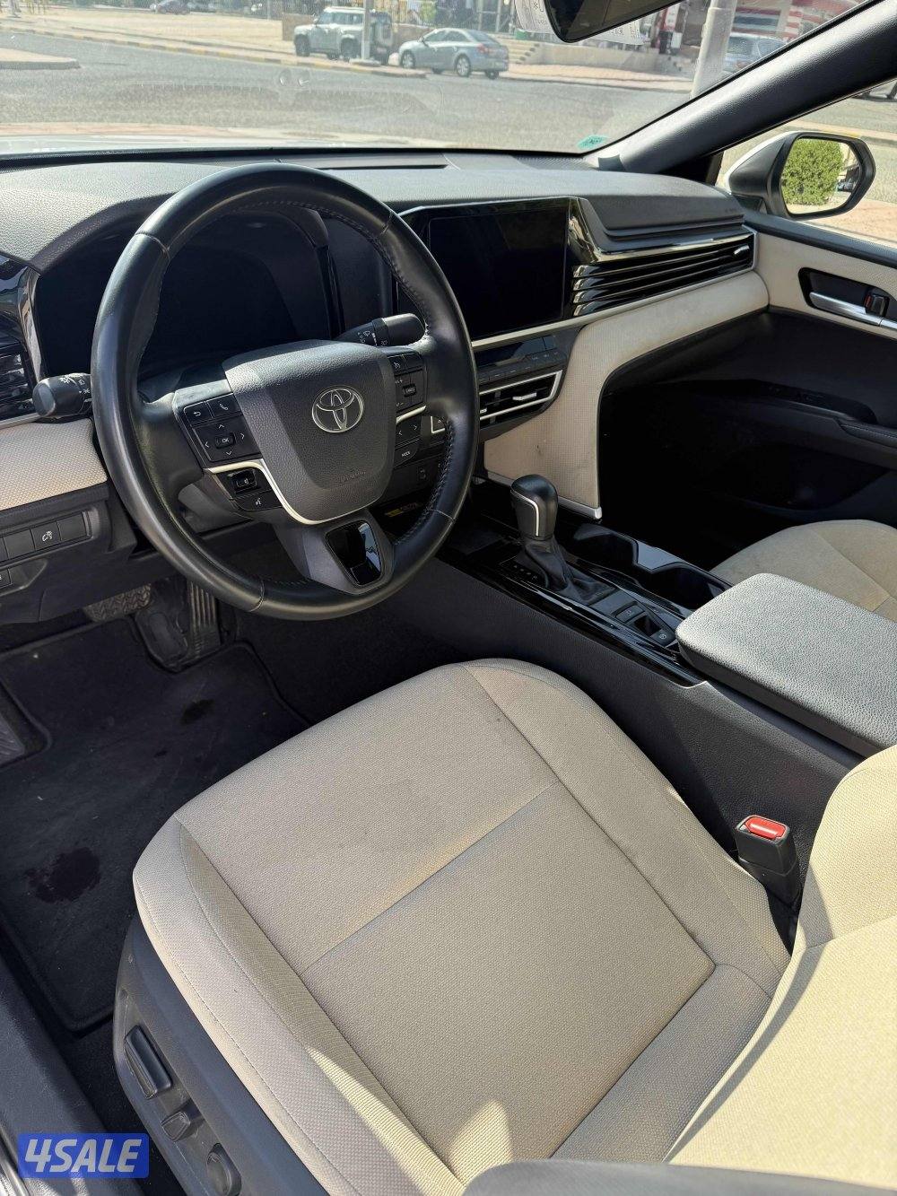 للبيع كامري2025مالك اول  ابيض صبغ الوكالة عداد60 الف1