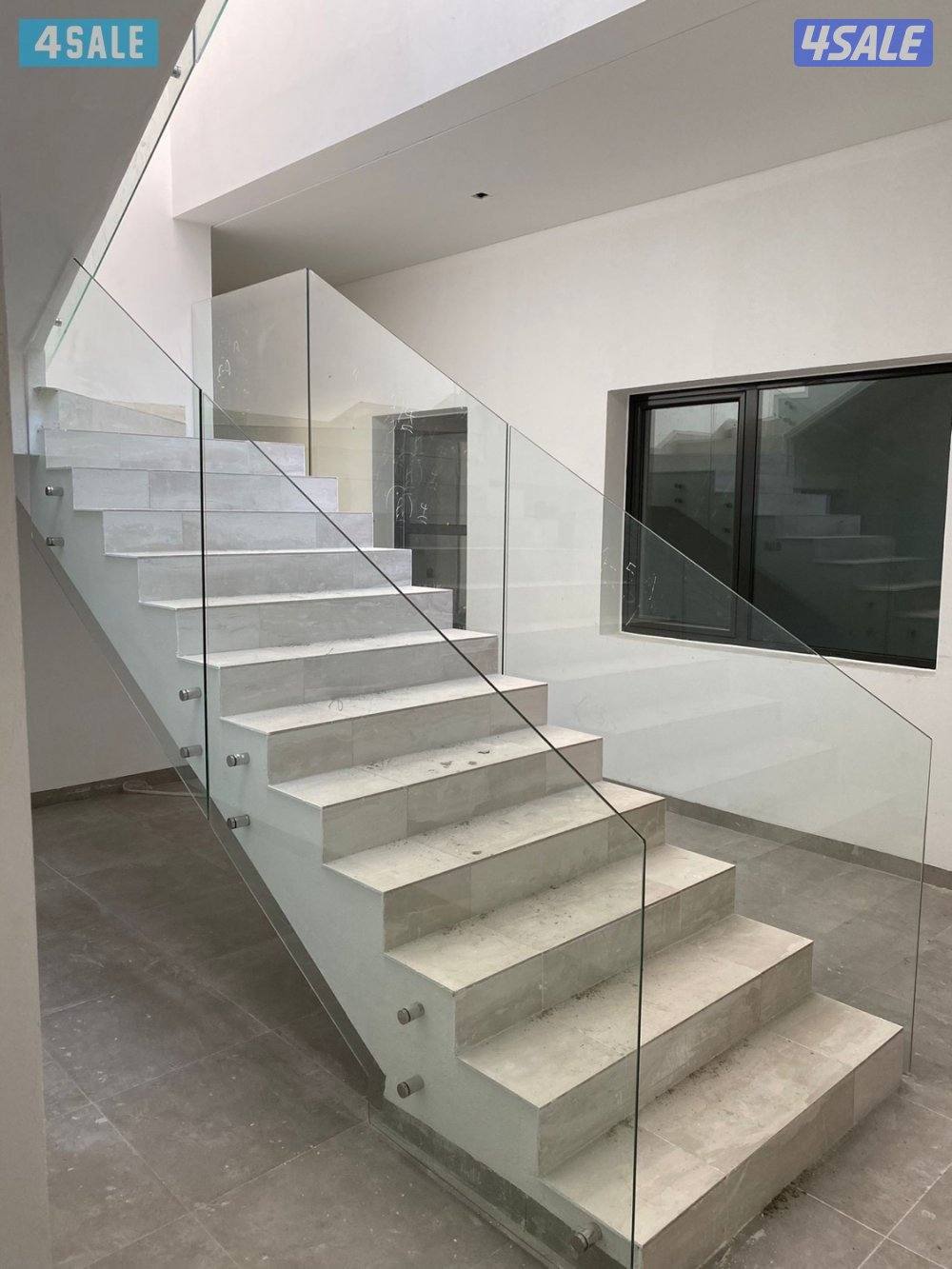 نشتغل جميع انواع الزجاج والسكريات والطاولات والشاورات والتربسين الدرج1