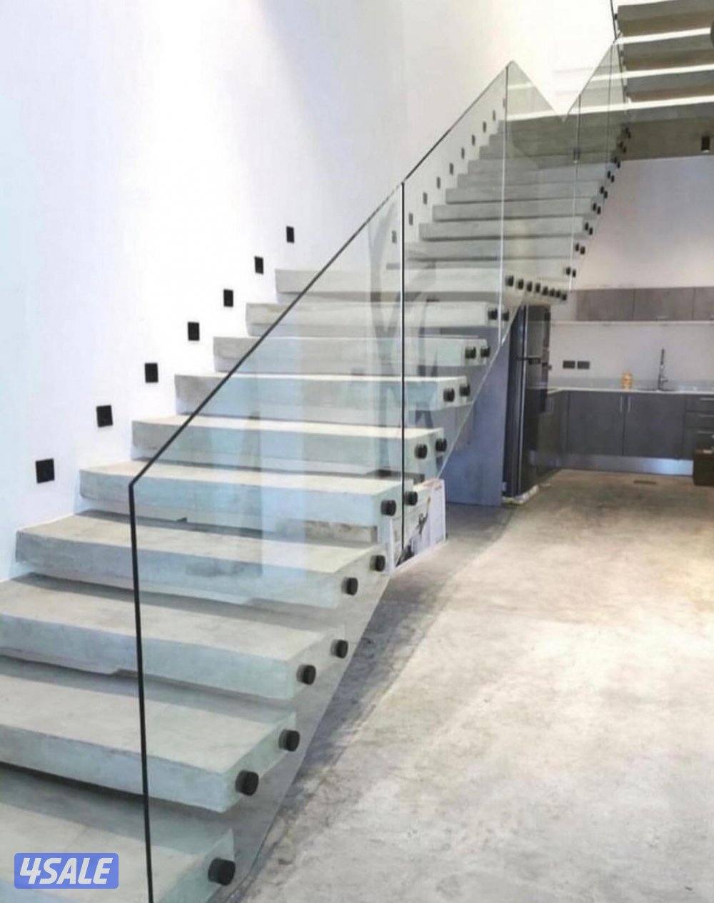 نشتغل جميع انواع الزجاج والسكريات والطاولات والشاورات والتربسين الدرج3