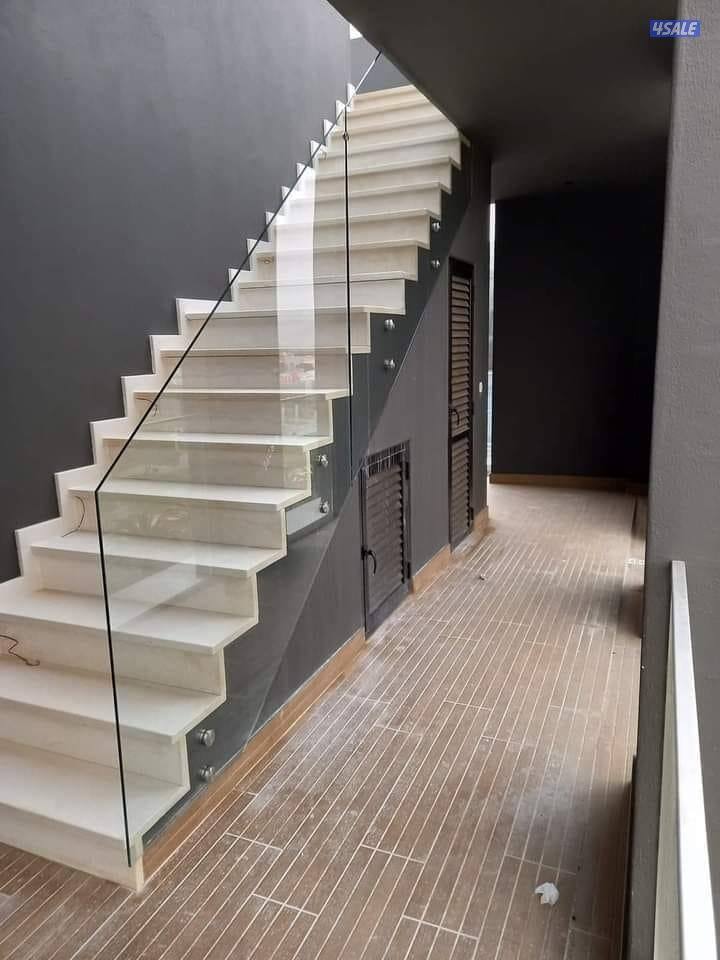 نشتغل جميع انواع الزجاج والسكريات والطاولات والشاورات والتربسين الدرج7