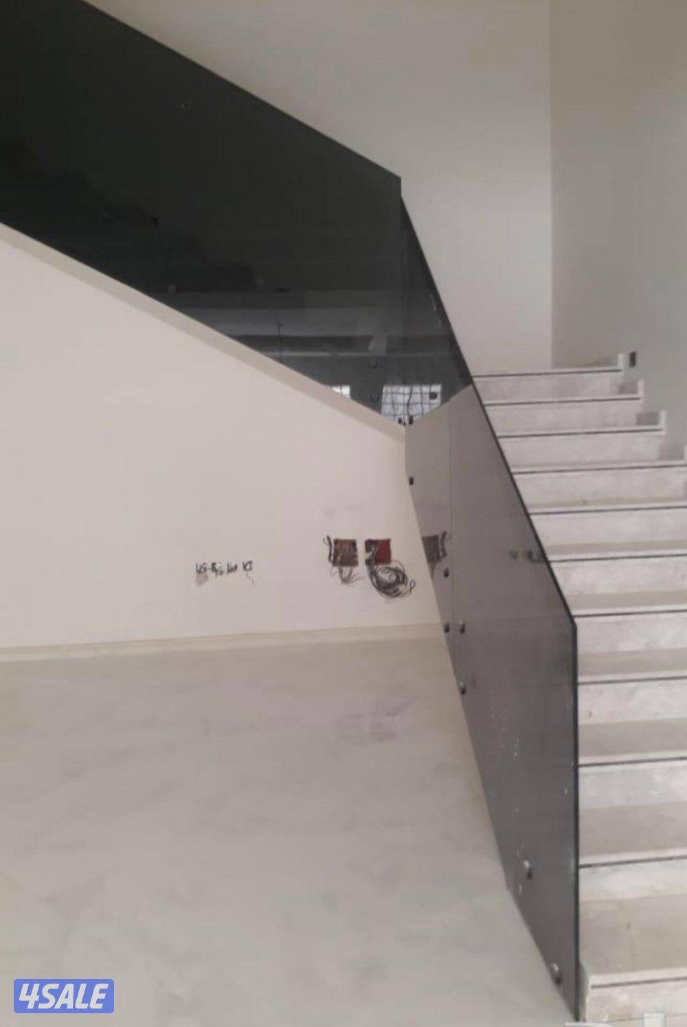 نشتغل جميع انواع الزجاج والسكريات والطاولات والشاورات والتربسين الدرج12