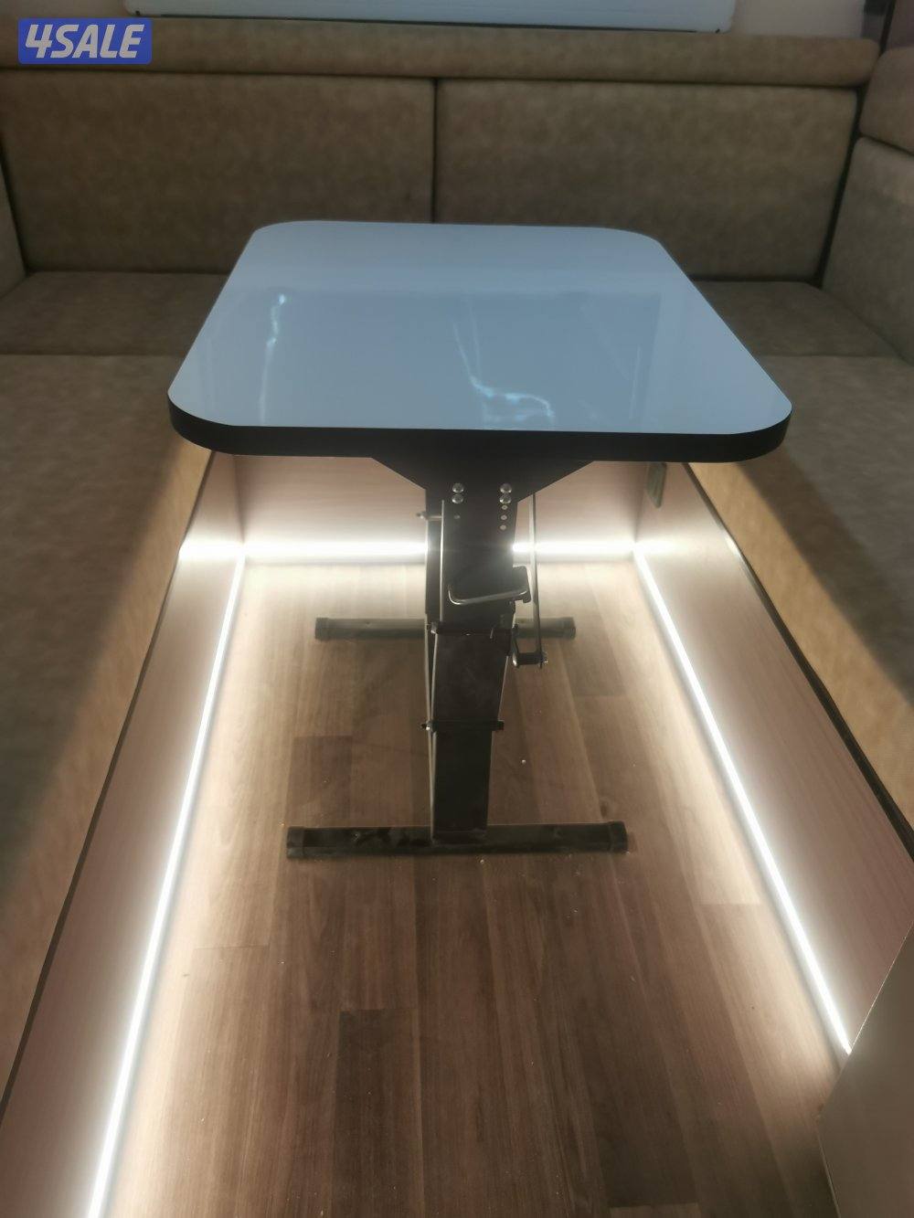 للبيع طاولة كرفان شبه جديده استعمال خفيف السعر0